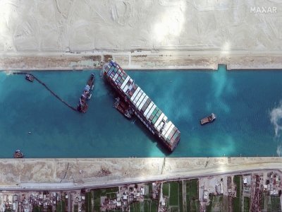 Image satellite diffusée le 28 mars 2021 par Maxar Technologies du porte-conteneurs Ever Given bloquant le canal de Suez - - [Satellite image ©2021 Maxar Technologies/AFP]
