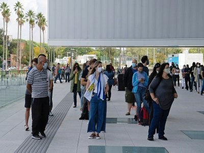 Des Uruguayens font la queue pour recevoir le vaccin Sinovac le 29 mars 2021 à Montevideo - Pablo PORCIUNCULA [AFP]