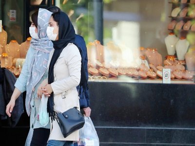 Des Iraniennes masquées circulent à Téhéran le 29 mars 2021 - - [AFP]
