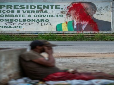 Une affiche vandalisée du président Jair Bolsonaro, accusé de mauvaise gestion de la pandémie, à Carpina (Brésil) le 27 mars 2021 - Leo Malafaia [AFP]