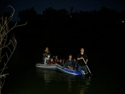 Un passeur rame sur son bateau pour traverser le Rio Grande avec un groupe de migrants originaires du Honduras et du Guatemala entre Miguel Aleman, au Mexique, et Roma, aux États-Unis, le 28 mars 2021 - Ed JONES [AFP]