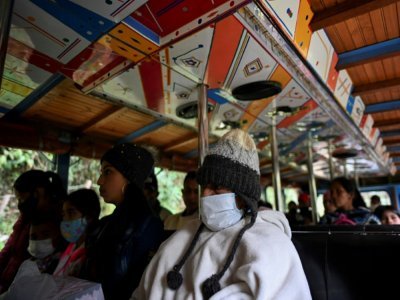 Des passagers voyagent à bord d'une "chiva", à Silvia, en Colombie, le 9 mars 2021 - Luis ROBAYO [AFP]