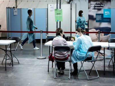 Opérations de vaccination au Palais des Sports de Lyon, le 29 mars 2021 - JEAN-PHILIPPE KSIAZEK [AFP]