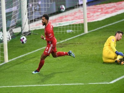 Le milieu de terrain du Bayern Munich, Serge Gnabry, marque le 2e but face au Werder Brême, lors de leur match de Bundesliga, le 13 mars 2021 à Brême - Carmen JASPERSEN [POOL/AFP/Archives]
