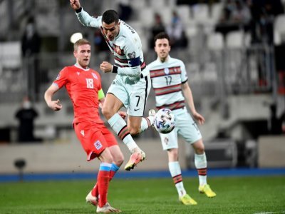 L'attaquant portugais Cristiano Ronaldo marque le 2e but pour son équipe face au Luxembourg, lors de leur match de qualification pour le Mondial-2022, le 30 mars 2021 à Luxembourg - JOHN THYS [AFP]