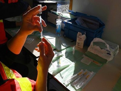 Vaccination par des pompiers, le 30 mars 2021, à Saint-Bonnet-en-Champsaur, dans les Hautes-Alpes - PHILIPPE DESMAZES [AFP]
