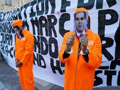 Des manifestants célèbrent la condamnation de Tony Hernandez, à New York le 30 mars 2021 - TIMOTHY A. CLARY [AFP]