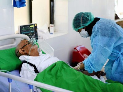 Un patient atteint du Covid-19 dans un hôpital à Taez, au Yemen, le 30 mars 2021 - AHMAD AL-BASHA [AFP]