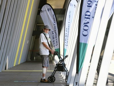 Un homme âgé quitte un centre de vaccination contre le Covid-19 à Melbourne, en Australie, le 31 mars 2021 - William WEST [AFP]