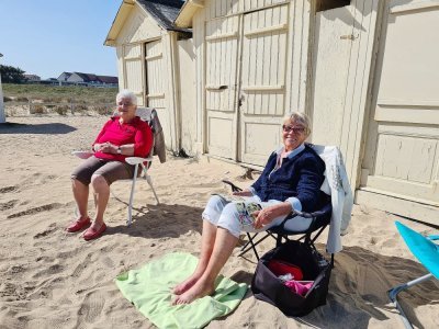 C'est la première fois de l'année que Marie-Françoise et Simone ouvrent leur cabane de plage.