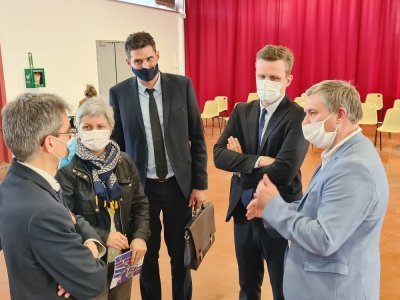 Directeur de l'hôpital d'Argentan, déléguée ornaise de l'ARS, secrétaire général de la préfecture de l'Orne, maire d'Argentan, entourent le directeur de l'ARS Normandie.