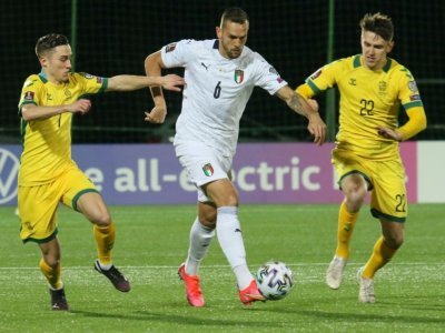Le défenseur italien Rafael Toloi, au milieu de deux Lituaniens, lors de leur match de qualifications pour le Mondial-2022, le 31 mars 2021 à Vilnius - Petras Malukas [AFP]