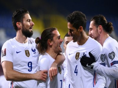 La joie de l'attaquant français Antoine Griezmann (2e g), félicité par ses coéquipers, après avoir ouvert le score contre la Bosnie, lors de leur match de qualifications pour le Mondial-2022, le 31 mars 2021 à Sarajevo - FRANCK FIFE [AFP]
