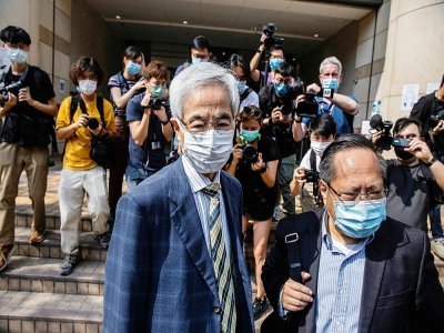 L'avocat Martin Lee (c) devant le tribunal de West Kowloon, le 1er avril 2021 à Hong Kong - ISAAC LAWRENCE [AFP]