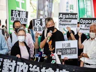 L'ancien député et leader syndicaliste Lee Cheuk-yan (c) et l'ancienne avocate Cyd Ho (c, g) devant le tribunal de West Kowloon, le 1er avril 2021 à Hong Kong - ISAAC LAWRENCE [AFP]