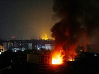 Un incendie dans un quartier de Rangoun où des manifestations contre le coup d'Etat militaire se poursuivent, le 1er avril 2021 en Birmanie - STR [AFP]