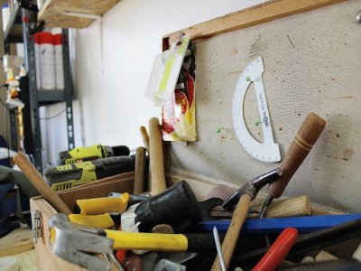 De nombreux outils sont utilisés pour rénover les meubles.