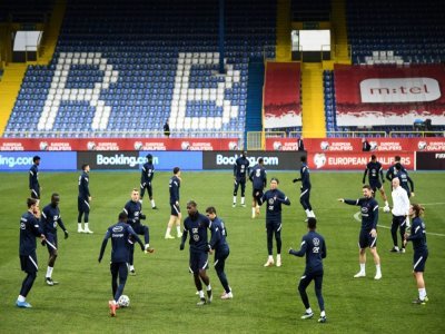 Les joueurs de l'équipe de France s'entraînent sous le regard du sélectionneur Didier Deschamps (d), le 30 mars 2021 à Sarejevo, à la veille de leur match de qualifications pour le Mondial-2022 contre la Bosnie-Herzégovine - FRANCK FIFE [AFP]