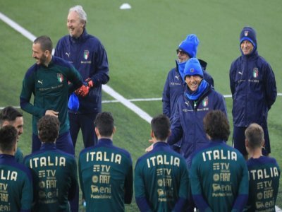Le sélectionneur italien Roberto Mancini (2e d) plaisante avec ses joueurs lors d'un entraînement, le 30 mars 2021 à Vilnius, à la veille du match de qualifications pour le Mondial-2022 contre la Lituanie - PETRAS MALUKAS [AFP]
