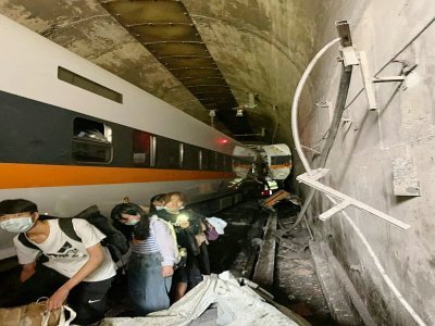 Photo diffusée le 2 avril 2021 par le Centre en charge des opérations de secours montrant le déraillement d'un train dans un tunnel, dans le comté de Hualien, dans l'est de Taïwan - Handout [Central Emergency Operation Center/AFP]