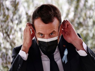 Emmanuel Macron le 2 avril 2021 dans un centre spécialisé sur l'autisme à Saint-Egrève - JEFF PACHOUD [POOL/AFP]