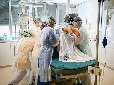 Opération délicate de retournement d'un malade du Covid en réanimation à l'hôpital André-Grégoire à Montreuil, le 1er avril 2021 - BERTRAND GUAY [AFP]