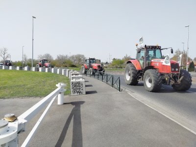 La trentaine de tracteurs est arrivée dans le centre-ville par le rond-point du Zénith de Caen. - Mathieu Marie