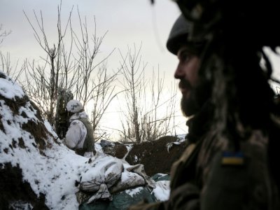 Des militaires ukrainiens se tiennent en position, le 16 février 2021, sur la ligne de front avec les séparatistes soutenus par la Russie dans la région de Donetsk. - Anatolii STEPANOV [AFP/Archives]