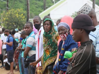 Des personnes attendent l'arrivée de leurs proches à Pemba, au Mozambique, le 1er avril 2021 - Alfredo Zuniga [AFP]