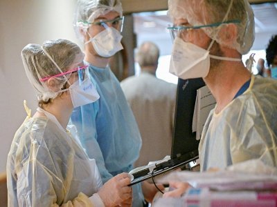 Des personnels soignants dans l'unité de soins intensifs de l'hôpital de Tours, le 2 avril 2021 - GUILLAUME SOUVANT [AFP]