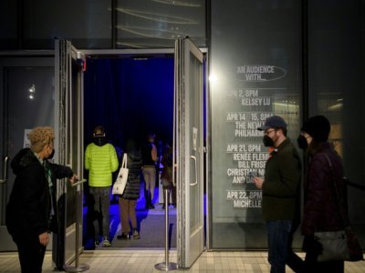 Les spectateurs entrent au compte-gouttes dans l'enceinte du Shed, à New York, le 2 avril 2021, pour le premier concert organisé depuis le début de la pandémie - Angela Weiss [AFP]