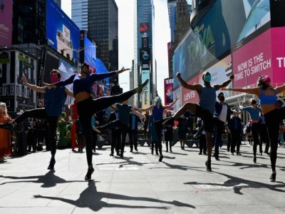 Des danseurs lors d'un spectacle de rue le 12 mars 2021 à Times Square, à New York, pour marquer un an de fermeture de Broadway - Angela Weiss [AFP]