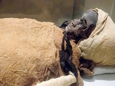 Photo fournie par le ministère égyptien du Tourisme et des Antiquités le 17 février 2021 montrant la momie du pharaon Seqenenre Taa (XVIe siècle avant J-C.) de la 17e dynastie - - [Egyptian Ministry of Antiquities/AFP/Archives]