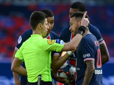 L'attaquant du PSG Neymar exclu par l'arbitre face à Lille, le 3 avril 2021 au Parc des Princes - FRANCK FIFE [AFP]