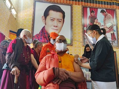 Un moine bouddhiste se fait vacciner, à Thimphu (Bhoutan), le 27 mars 2021 - Upasana DAHAL [AFP]
