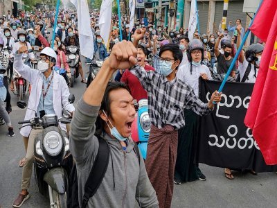 Photo diffusée via Facebook le 4 avril 2021 d'une manifestation contre la junte, à Mandalay (Birmanie) - Handout [FACEBOOK/AFP]