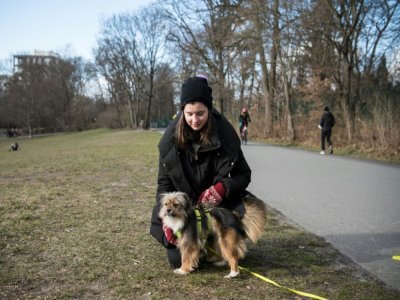 Uschi et sa nouvelle maîtresse, Annelie Salomon, dans un parc de Berlin le 19 mars 2021 - STEFANIE LOOS [AFP]