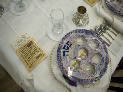 Un couvert est mis pour le début des fêtes de la Pâque juive dans une association caritative juive de Brooklyn, le 26 mars 2021 - Kena Betancur [AFP]