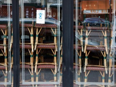 Des chaises empilées dans le célèbre Cafe de Flore, dans le quartier parisien de Saint-Germain-des-Prés, fermé au public comme les autres bistrots français, le 15 mars 2021 - Ludovic MARIN [AFP]
