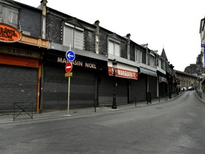 Des magasins de souvenirs fermés à cause des restrictions Covid à Lourdes (Hautes-Pyrénées), le 26 mars 2021 - GEORGES GOBET [AFP]