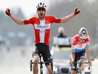 Le Danois Kasper Asgreen franchit en vainqueur la ligne d'arrivée du Tour des Flandres, le 4 avril 2021 à Audenarde - DAVID PINTENS [BELGA/AFP]