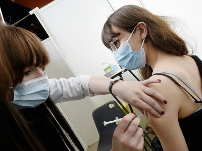 Une patiente reçoit le vaccin Pfizer/BioNTech dans la banlieue lilloise de Marcq-en-Baroeul le 4 avril 2021 - FRANCOIS LO PRESTI [AFP]