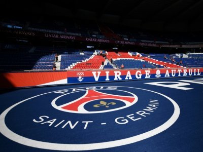 Le logo du Paris SG devant le virage Auteuil au Parc des Princes, le 21 juillet 2020 - FRANCK FIFE [AFP]