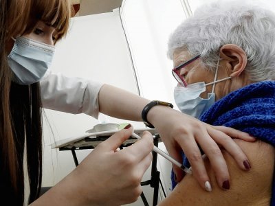 Une malade se fait administrer le vaccin Pfizer/BioNTech contre le Covid-19 à Marcq-en Baroeul, dans la banlieue de Lille, le 4 avril 2021 - FRANCOIS LO PRESTI [AFP]