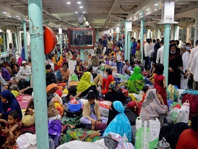 Des voyageurs s'entassent sur un ferry à Dhaka, au Bangladesh, pour rentrer chez eux, le 4 avril 2021 - Munir Uz zaman [AFP]