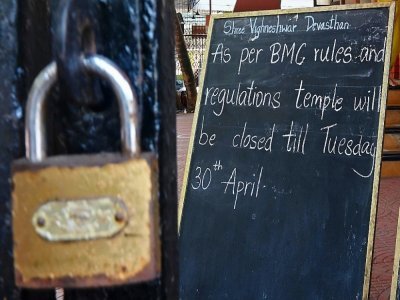 Un panneau informant de la fermeture d'un temple de Ganesh en Inde à Bombay, le 5 avril 2021 - Indranil MUKHERJEE [AFP]