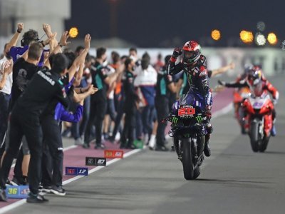 Le pilote Yamaha Fabio Quartararo en communion avec son équipe après sa victoire dans le GP de Doha à Lusail, le 4 avril 2021 - KARIM JAAFAR [AFP]