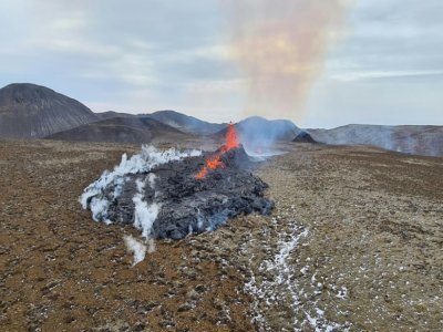 Une coulée de lave s'échappe d'une faille près d'un volcan en éruption à proximité de Grindavik (Islande), le 5 avril 2021 - Handout [Icelandic Department of Civil Protection and Emergency Management/AFP]