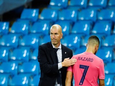L'entraîneur du Real Zinedine Zidane et le joueur belge Eden Hazard, à Manchester (Angleterre) le 7 août 2020 - PETER POWELL [POOL/AFP/Archives]