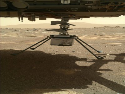 Image diffusée par la Nasa le 4 avril 2021 du mini-hélicoptère Ingenuity, sous le rover Perseverance, sur Mars - Handout [NASA/JPL-CALTECH/AFP]